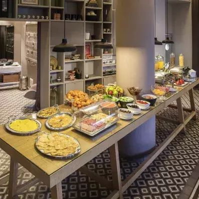 bar avec chaises et tables