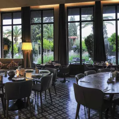 restaurant avec tables et chaises