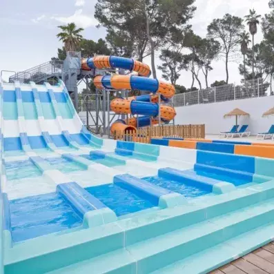 aquaparc avec une piscine à toboggans