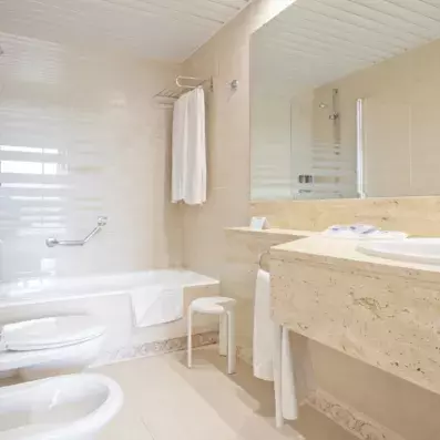 salle de bain avec baignoire