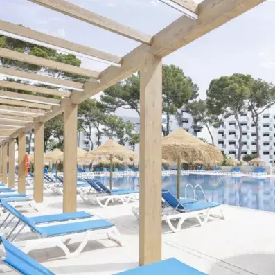 piscine extérieur avec des transats