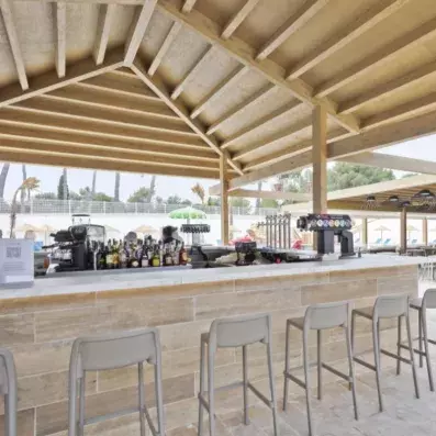 snack bar de plage avec chaises hautes et comptoir