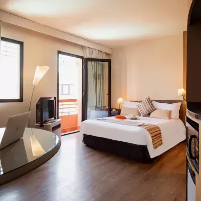 lit double avec fenetre