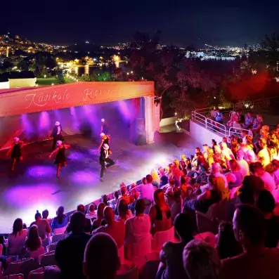 spectacle de danse sur scène vue de nuit
