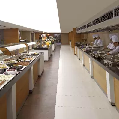 allé du restaurant avec le buffet de chaque côté