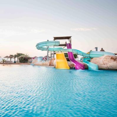 Piscine avec toboggan