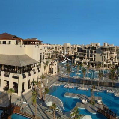 vue hôtel et piscine