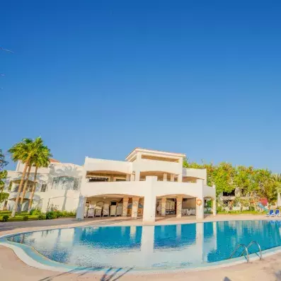 piscine avec bâtiment