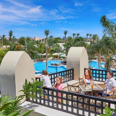 famille sur terrasse vue piscine