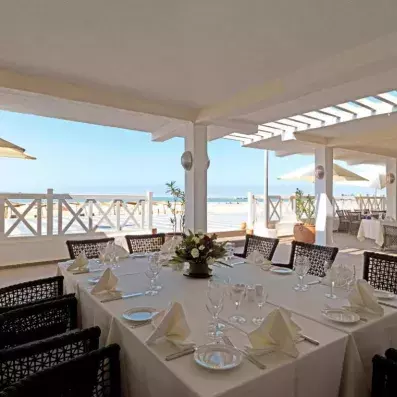 restaurant avec tables et chaises