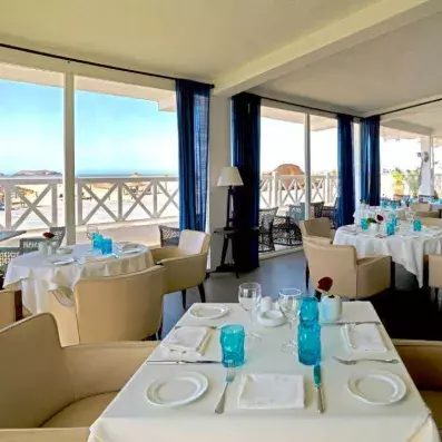 restaurant avec tables et chaises et couverts