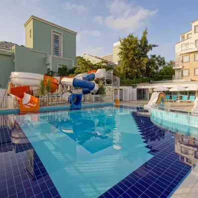 piscine avec toboggans 