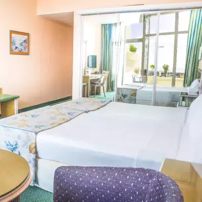 chambre avec deux lits simples et un balcon