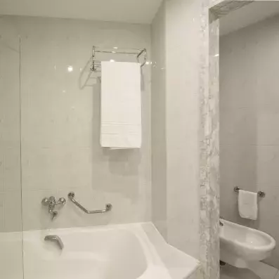 salle de bain avec baignoire et toilette