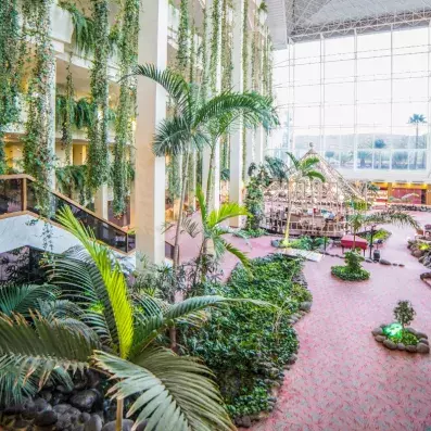 hall d'entrée de l'hôtel avec décorations végétales à l'intérieur