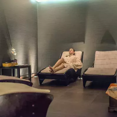 espace de spa avec transats allongés