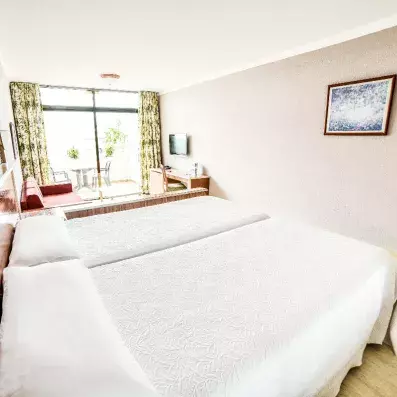 chambre avec deux lits simples et balcon