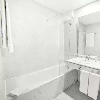 salle de bain avec baignoire