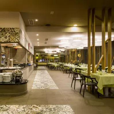 salle de restaurant avec comptoir pour le buffet