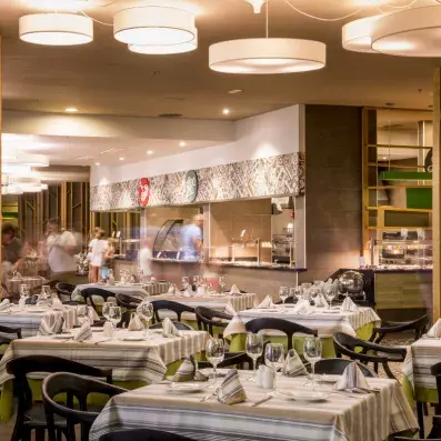 salle de restaurant avec buffet en fond