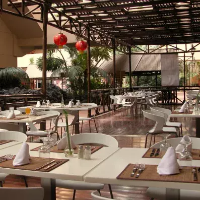 table dressée au sein du restaurant