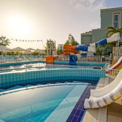 piscine avec toboggans