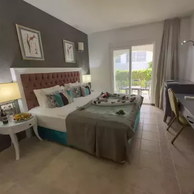 chambre avec un grand lit