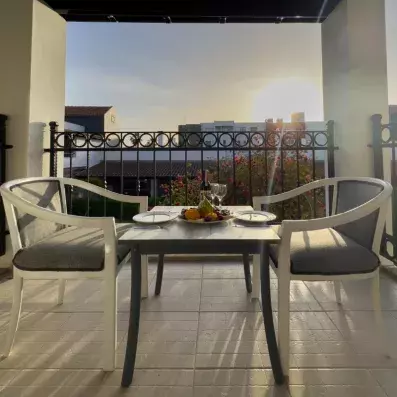 balcon de la chambre avec table et chaises