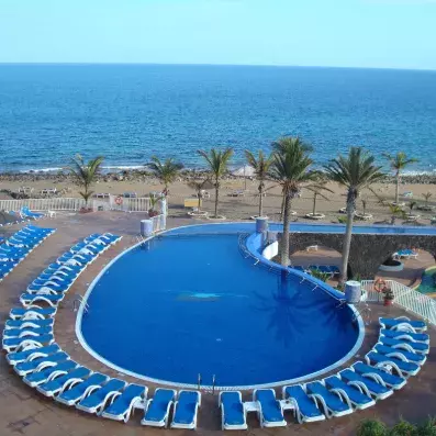 piscine avec transats 