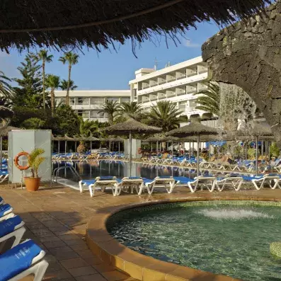 piscine avec transats et parasols
