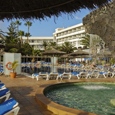 piscine avec transats et parasols