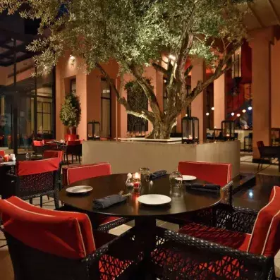 restaurant avec tables et chaises