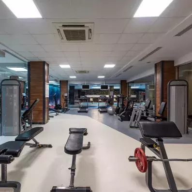 salle de fitness avec machines de musculations