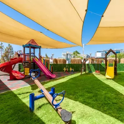 aire de jeux pour enfant extérieur avec tobogans