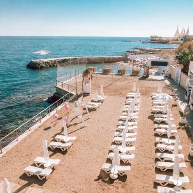 plage avec transats et parasols 