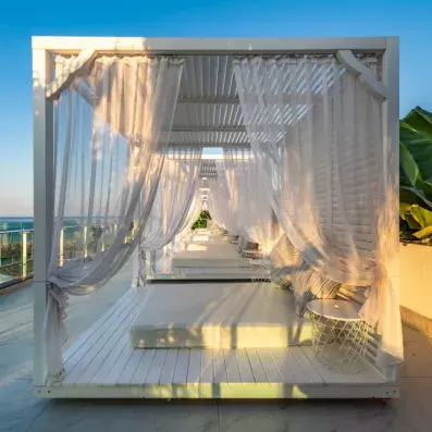 cabane avec lit blanc sur la plage 