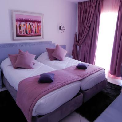 chambre lits jumeaux tons violet