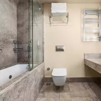 salle de bain avec baignoire