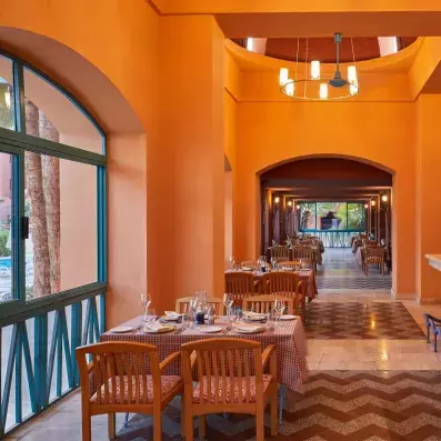 restaurant thème orange et fenêtres vertes vue de l'intérieur