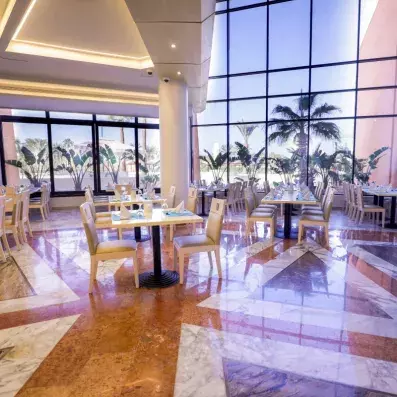 restaurant avec vitres traversantes