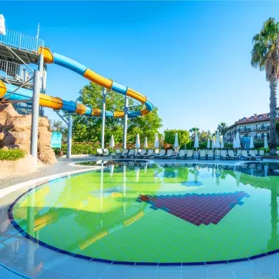 piscine avec toboggans 