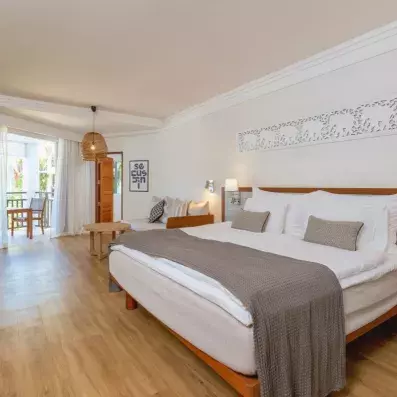 chambre avec un grand lit double 