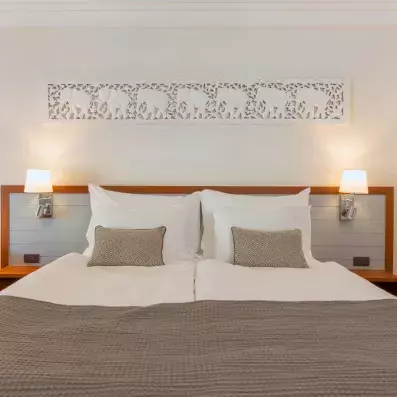 chambre avec un lit double et table de chevet