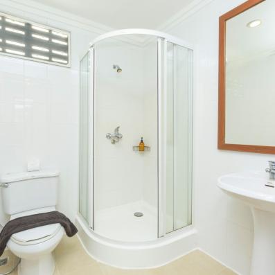 salle de bain avec douche