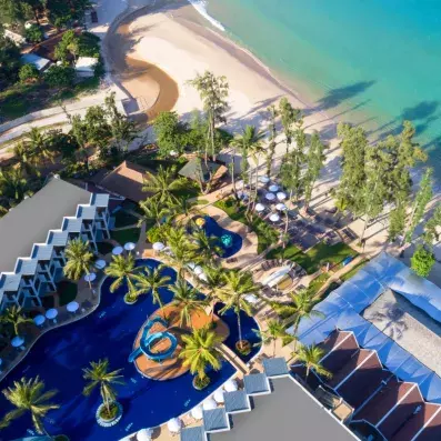 vue d'ensemble plage avec eau turquoise et piscine