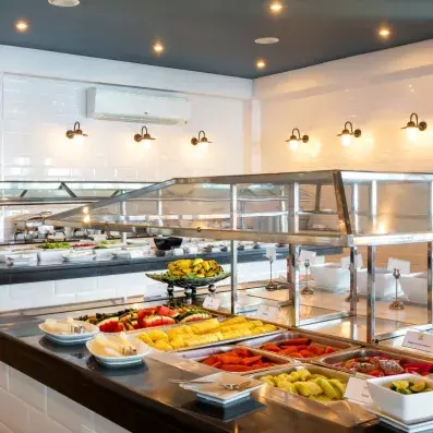 buffet du restaurant avec différents plats