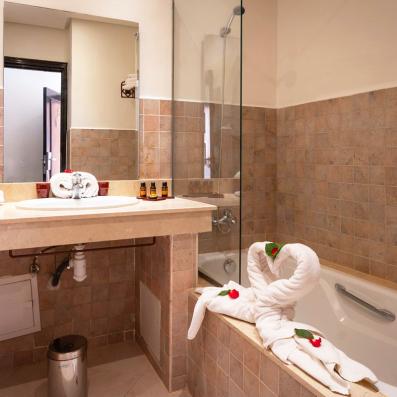 salle de baim avec baignoire