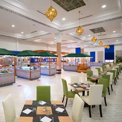 Restaurant buffet, avec des tables assises et des chaises en vert et blanc