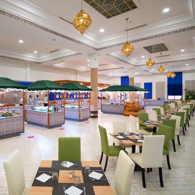restaurant avec tables et chaises et couverts