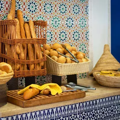 présentations d'une sélection de pain sur le comptoir du restaurant de l'hôtel